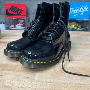 brand new women’s dr martens 1460 patent lamper finish in various sizes